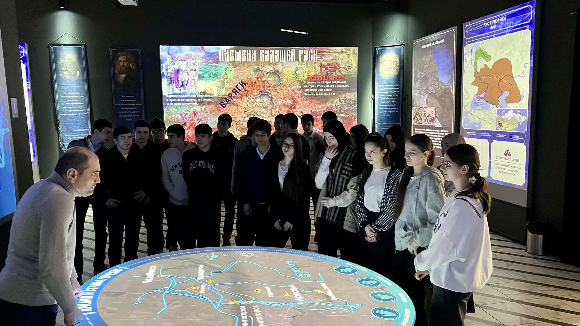 Более 100 школьников Махачкалы посетили исторический парк «Россия – моя история»